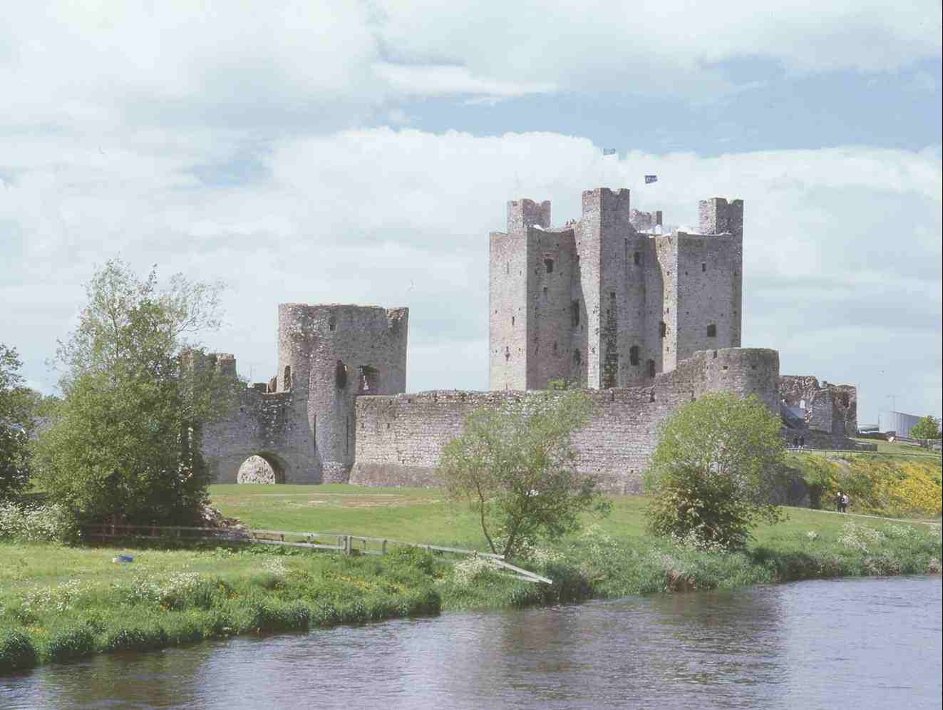 http://www.guide-to-castles-of-europe.com/images/trim_a.jpg