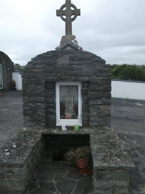 http://bloggingfromthebog.files.wordpress.com/2011/07/tullycrineblessedwell2.jpg